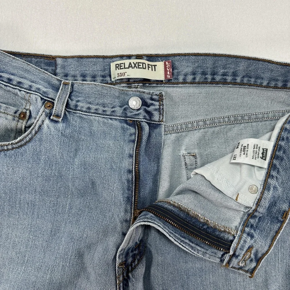 Vintage Levis 550 Jeans Mens 34x32 Blue Relaxed Tapered Denim Light Wash Y2K